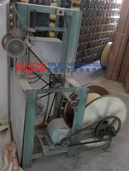 Unité d'alimentation de fil de trame